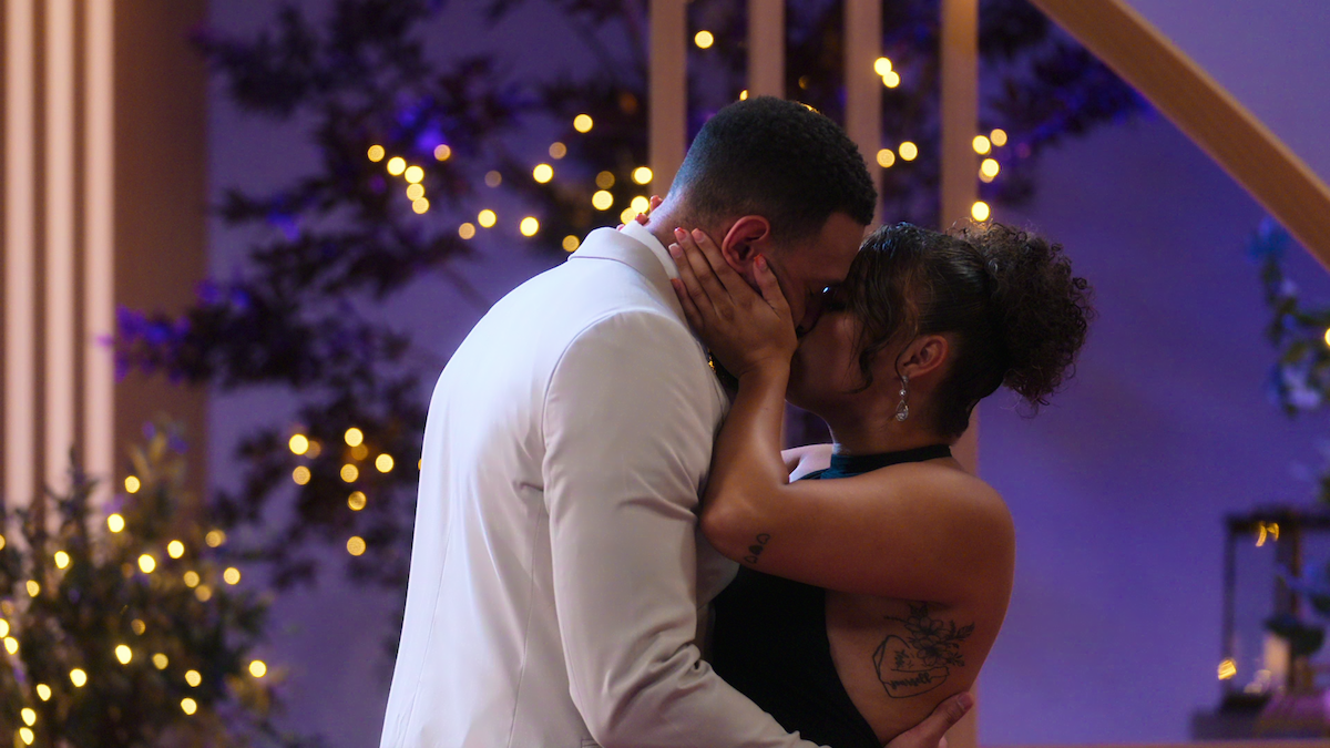 Ollie and Demi kissing.