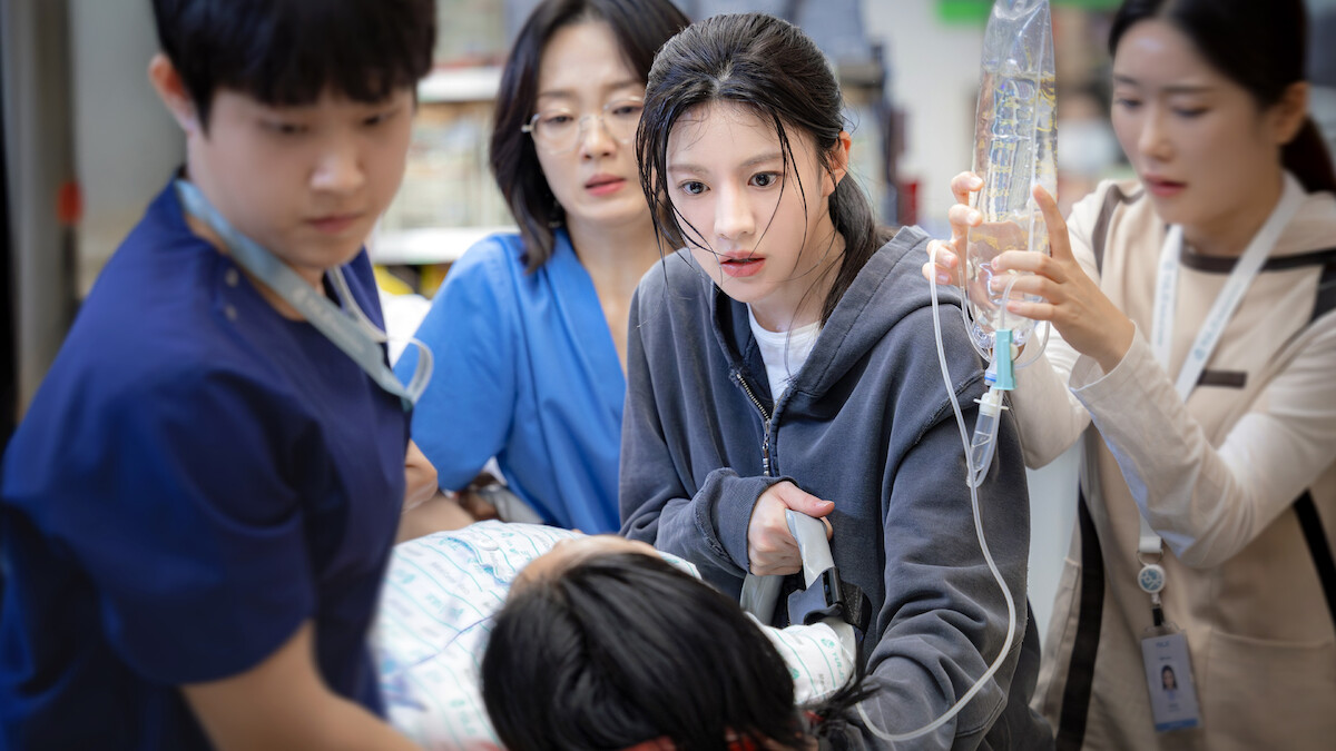 Go Youn-jung (center) as Oh Yi-young