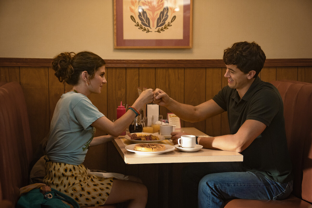 Emily Bader as Poppy and Tom Blyth as Alex in ‘People We Meet on Vacation’
