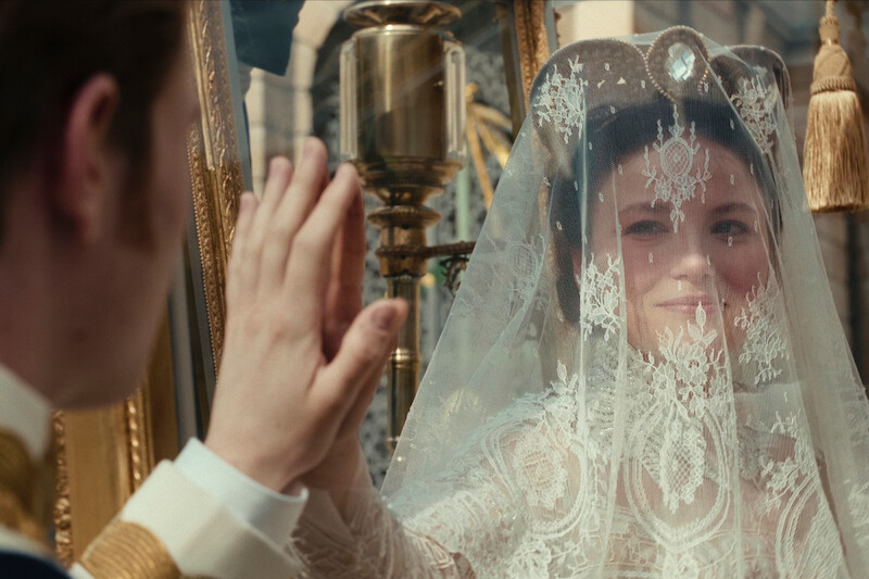 Sisi’s veil completes her bridal look.