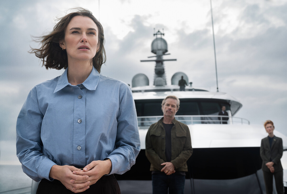Keira Knightley as Lo and Guy Pearce as Bullmer in 'The Woman in Cabin 10'