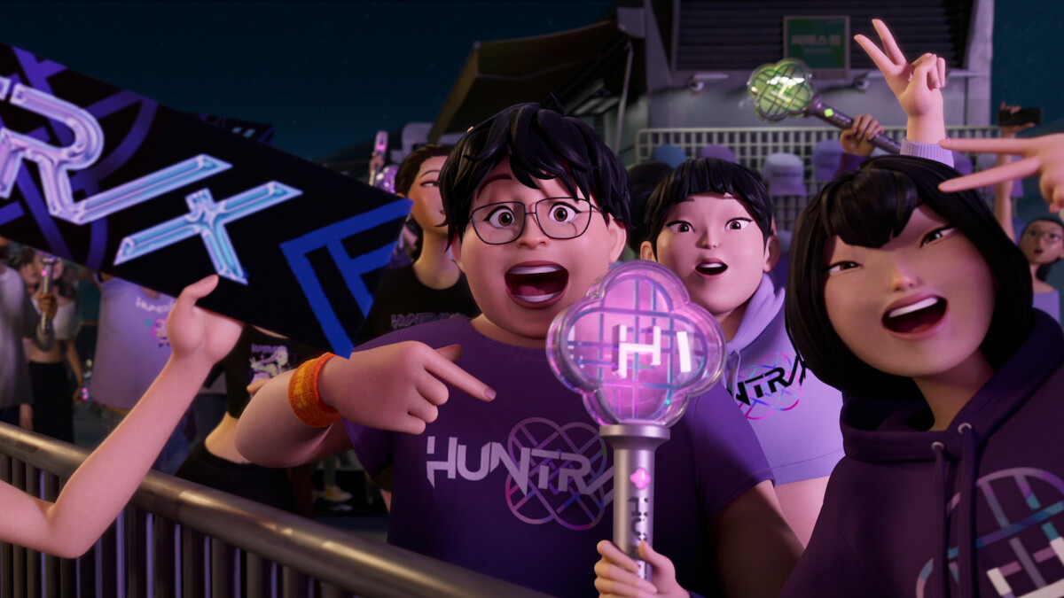 Fans hold HUNTR/X light sticks in ‘KPop Demon Hunters.’