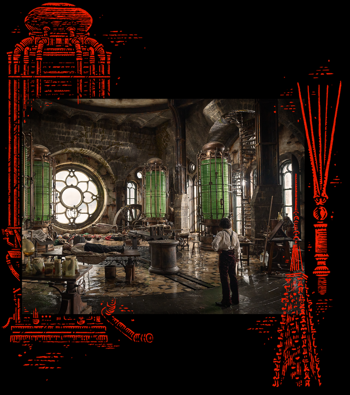 Uma pessoa em um laboratório de época com grandes tanques verdes, paredes de pedra, equipamentos industriais e uma janela redonda, criando uma atmosfera sombria e steampunk. Ilustrações de molduras arquitetônicas vermelhas contornam a imagem.