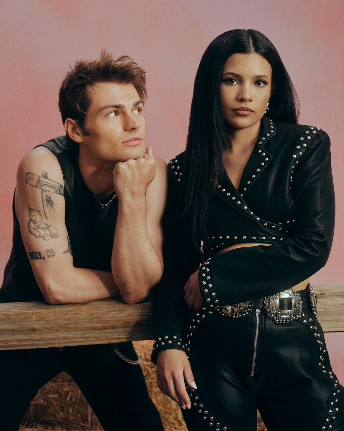 Noah LaLonde olhando para Nikki Rodriguez