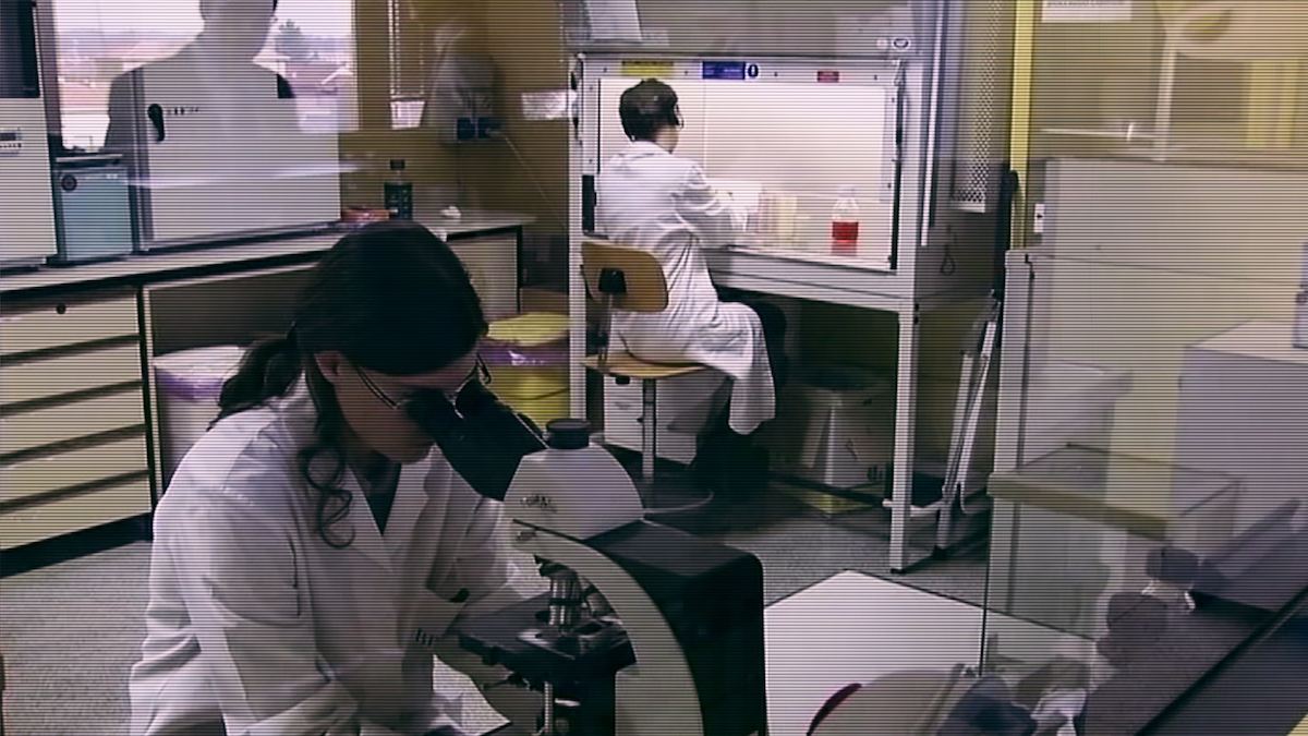 Two scientists work in a lab in ‘The Yara Gambirasio Case: Beyond Reasonable Doubt’
