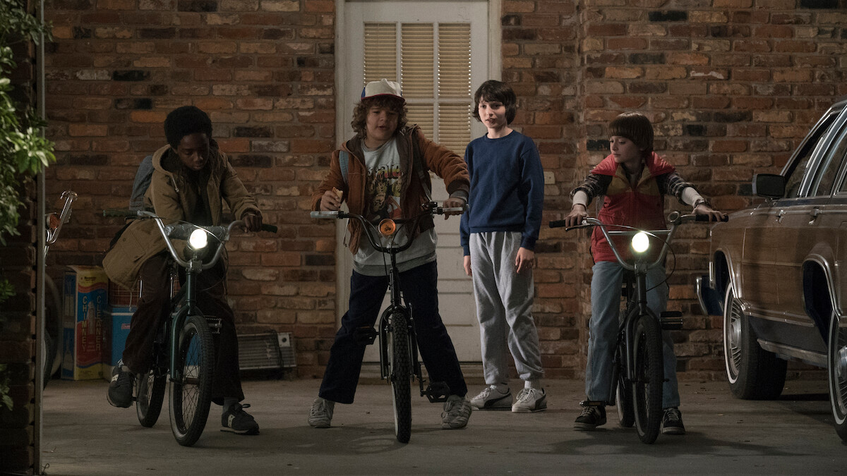 Caleb McLaughlin como Lucas Sinclair, Gaten Matarazzo como Dustin Henderson, Finn Wolfhard como Mike Wheeler e Noah Schnapp como Will Byers na temporada 1 de ‘Stranger Things’.