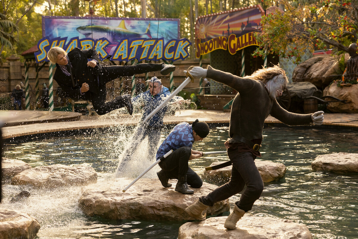 Taz Skylar as Sanji, Mackenyu Arata as Roronoa Zoro in Season 1 of ‘ONE PIECE.’