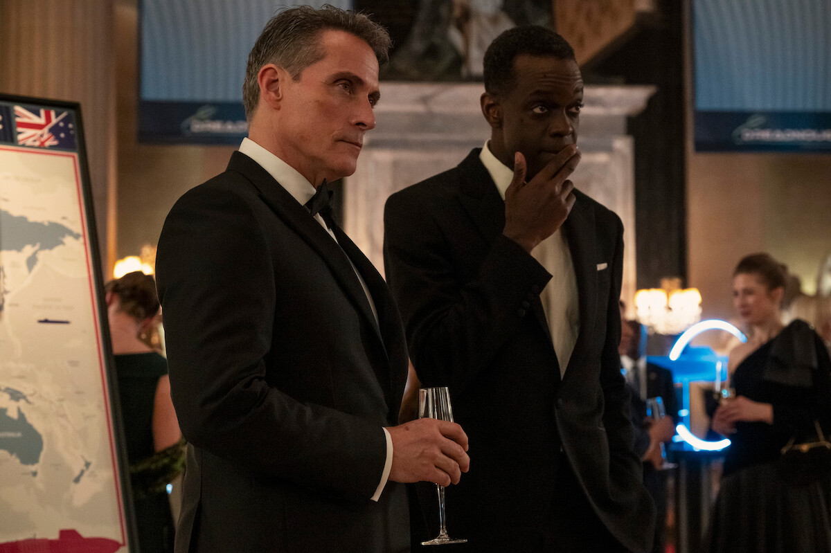 Rufus Sewell e Ato Essandoh em ‘A Diplomata’