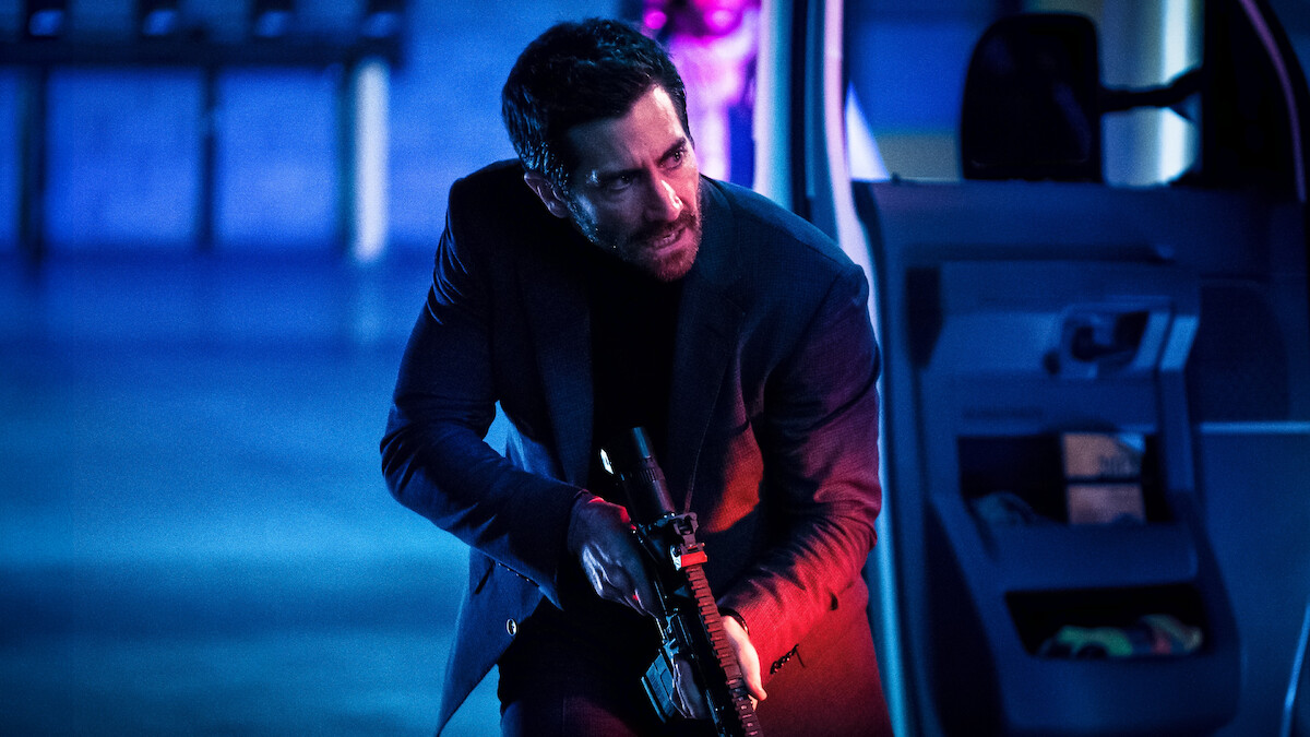 Jake Gyllenhaal as Danny Sharp points an automatic weapon in ‘Ambulance.’