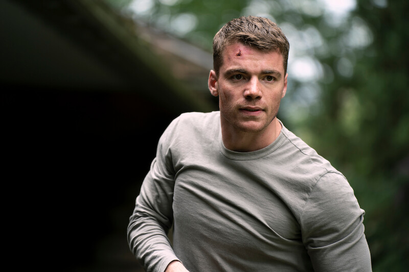 Gabriel Basso como Peter Sutherland em ‘O Agente Noturno’