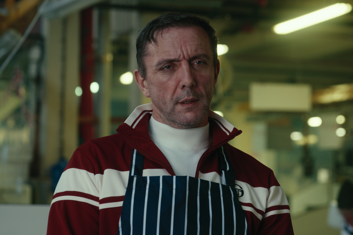 Peter Serafinowicz as Tommy Dixon wears a tracksuit and an apron in season 1 of ‘The Gentlemen’