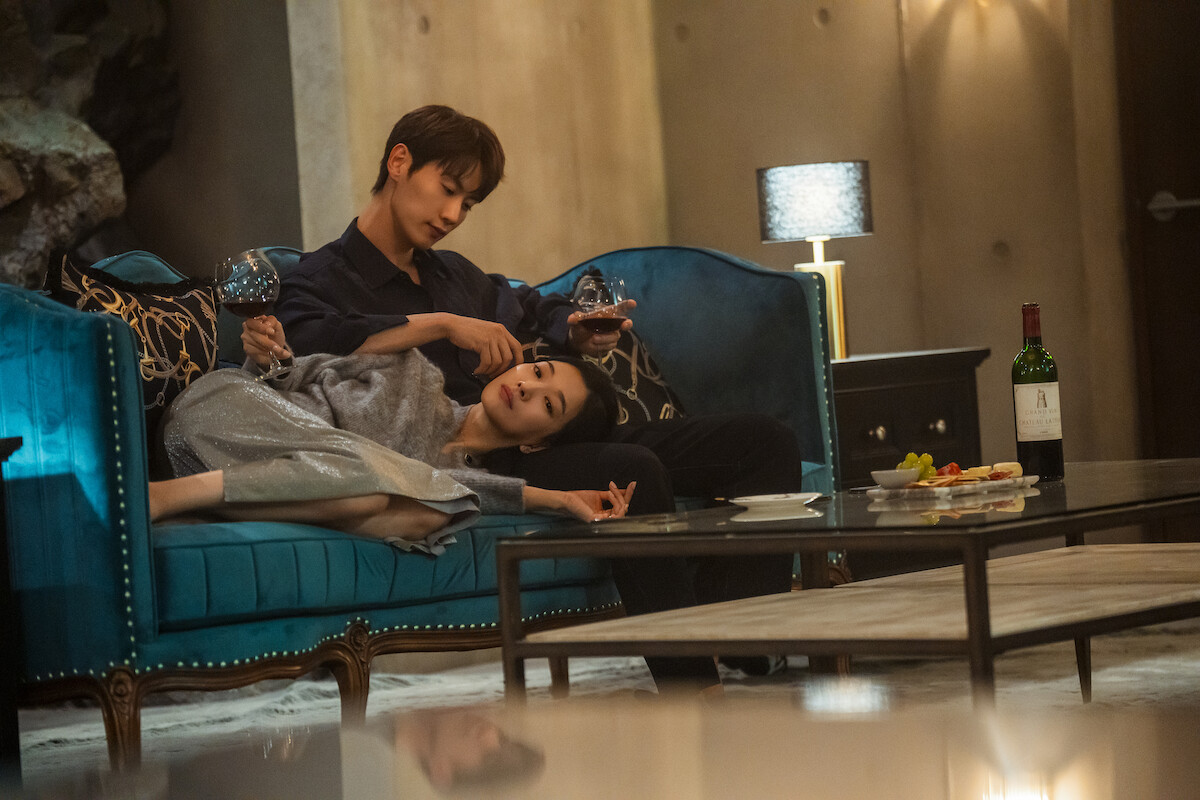 Jung Yun-ha as Lee Seo-yeon and Jo I-geun as Yoon Ji-o in cuddle together on a couch in an image from the series ‘The Trunk’.
