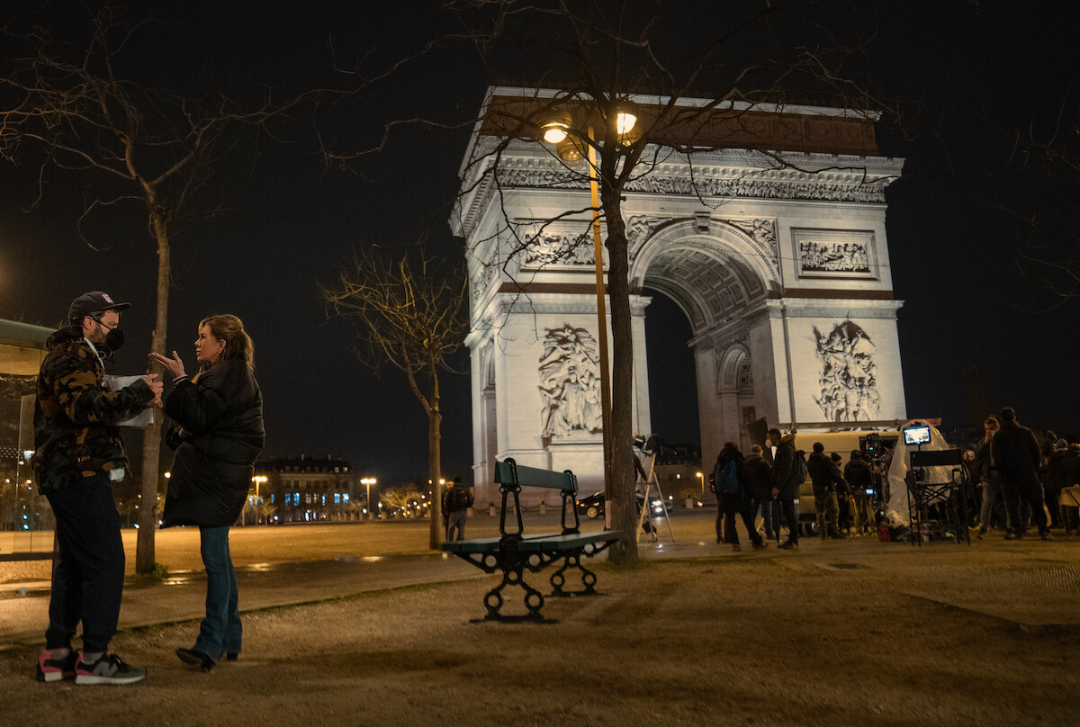 Jennifer Aniston films at the Arc de Triomphe.