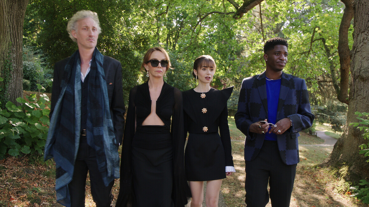 Luc, Sylvie, Emily e Julien de preto (mas não é para um funeral)
