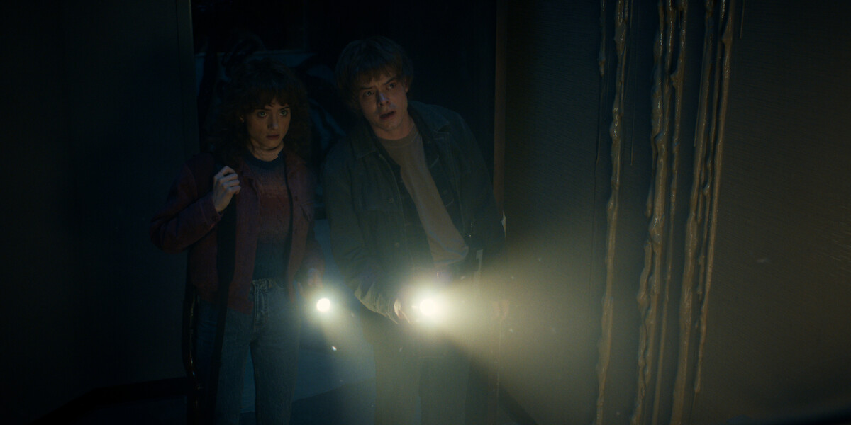 Natalia Dyer como Nancy Wheeler e Charlie Heaton como Jonathan Byers em ‘Stranger Things 5’
