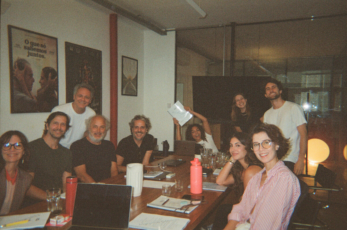 Atores e direção de ‘Habeas Corpus’ s reuniem com roteiros e computadores ao redor de uma mesa