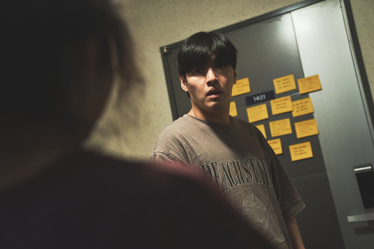 Kang Ha-neul as Woo-sung in ‘Wall to Wall’