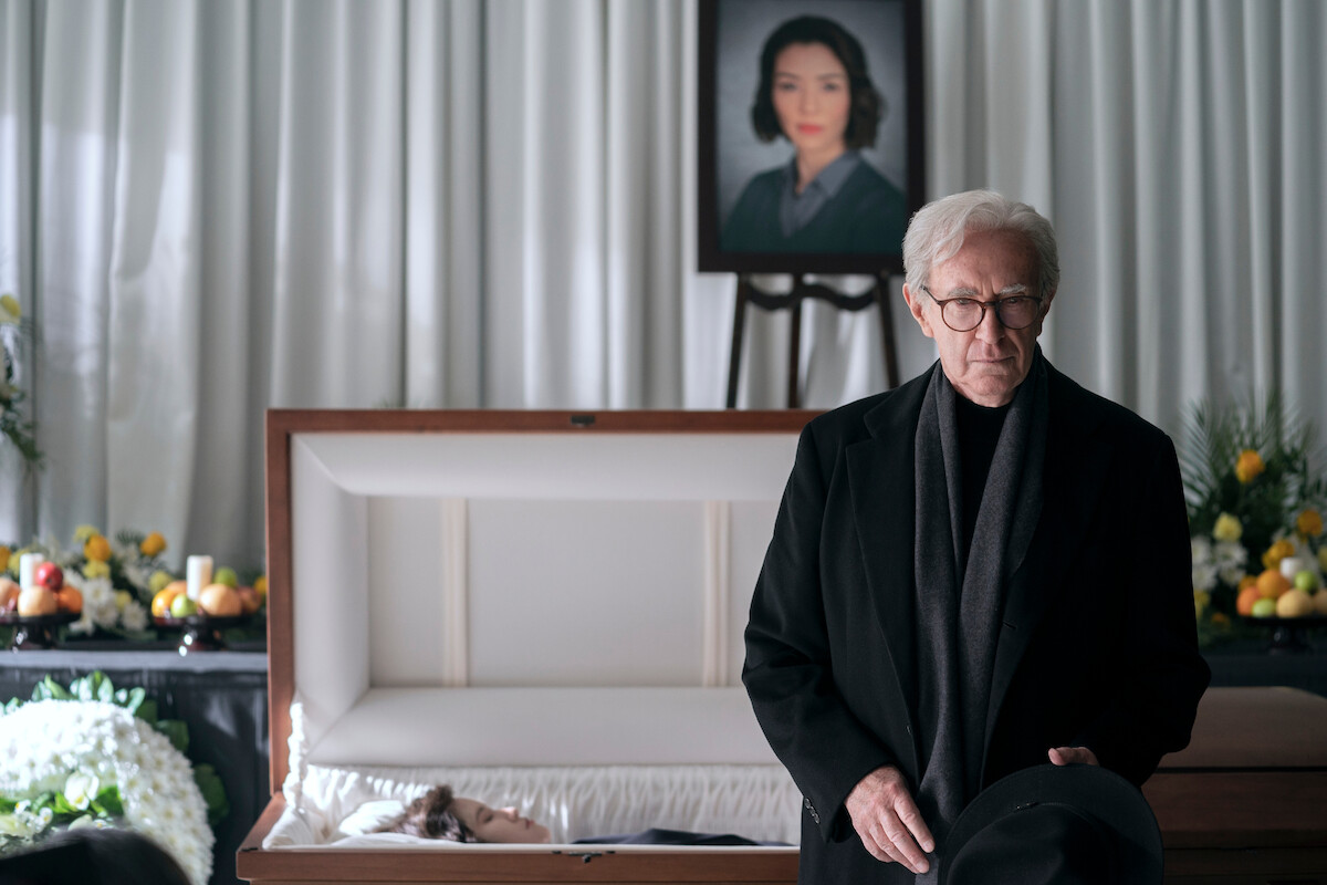 Jonathan Pryce as Mike Evans at the funeral in ‘3 Body Problem.’