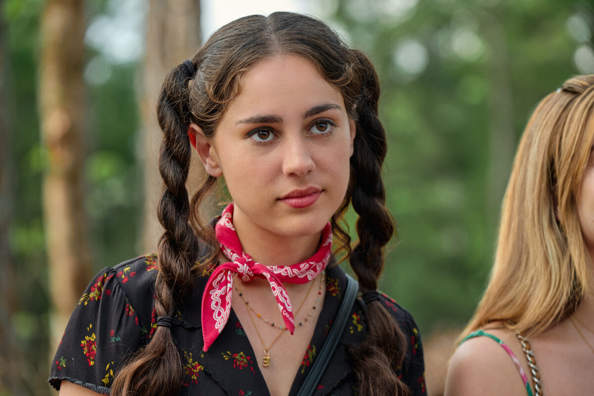 Esther (Samia Finnerty)
