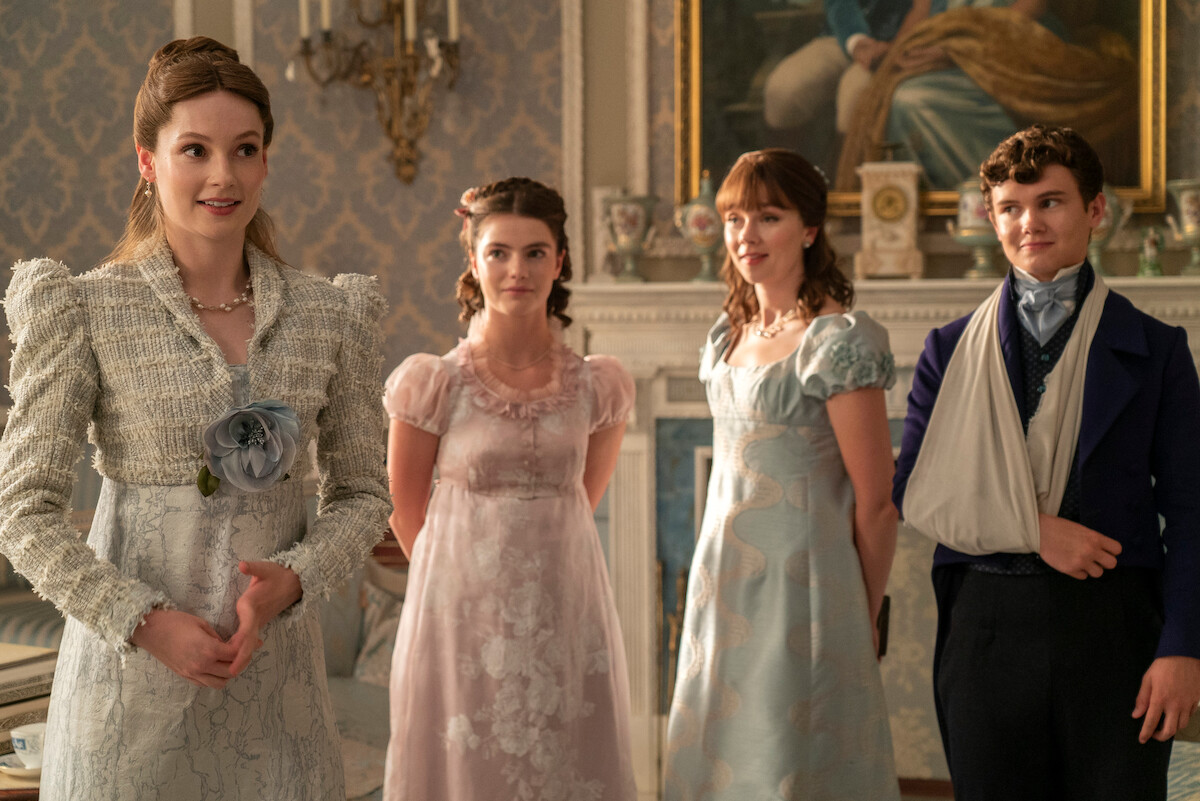 Hannah Dodd como Francesca Bridgerton em uma sala com os irmãos na temporada 3 de ‘Bridgerton’.