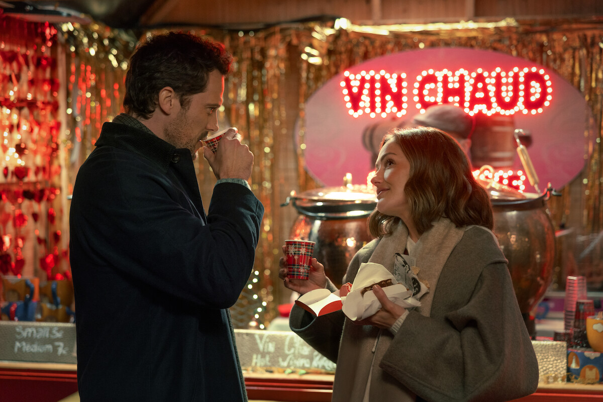 Champagne Problems. (L-R) Tom Wozniczka as Henri Cassell and Minka Kelly as Sydney Price in Champagne Problems. Cr. Mika Cotellon/Netflix © 2025.