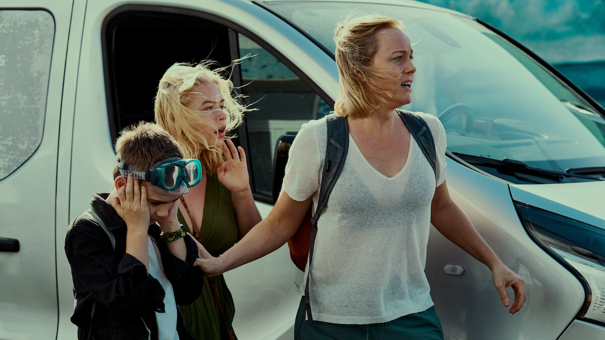 La Palma. (L to R) Bernard Storm Lager as Tobias, Alma Günther as Sara and Ingrid Bolsø Berdal as Jennifer in La Palma. Cr. Courtesy of Netflix © 2023
