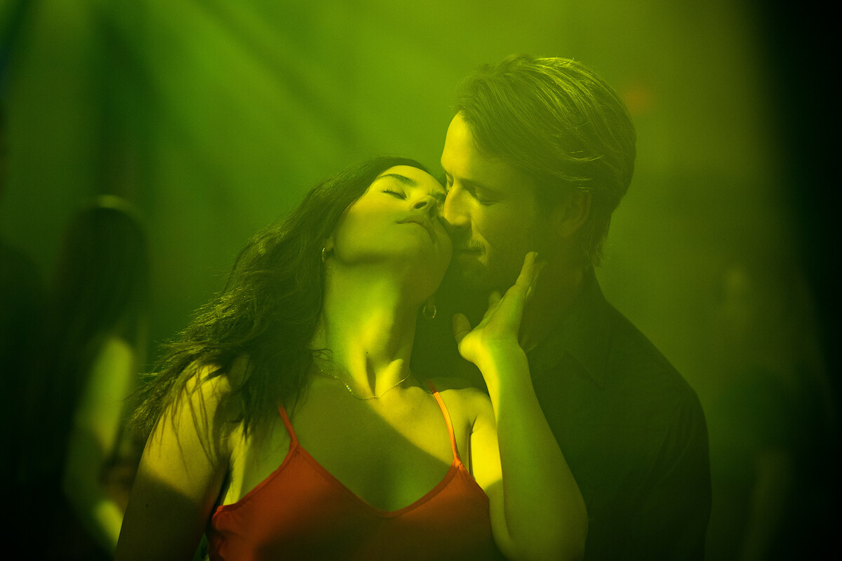 Adria Arjona as Madison and Glen Powell as Gary Johnson in ‘Hit Man’