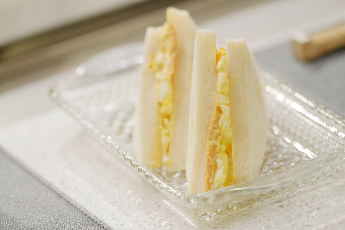 Egg salad sando on a plate.