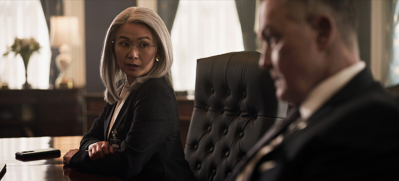 Hong Chau como Diane Farr e Robert Patrick como Hawkins em ‘O Agente Noturno’