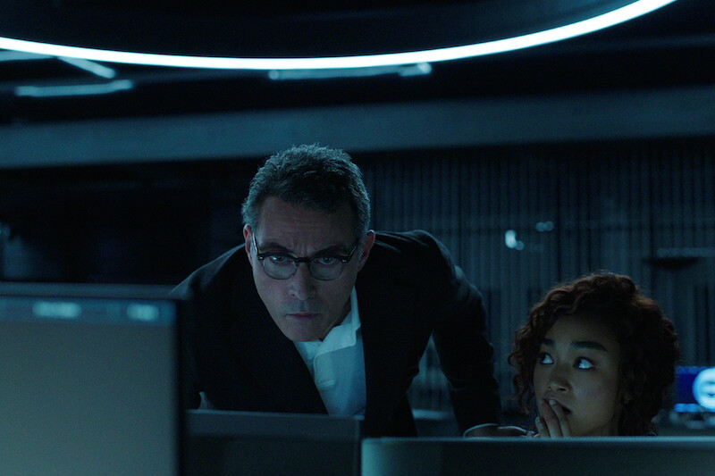 Roger Salas (Rufus Sewell) and Hannah Kim (Tati Gabrielle)
