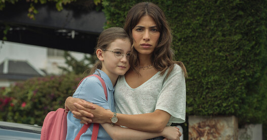 Indica Watson, como Harper, e Evin Ahmad, como Erin Carter, abraçadas.