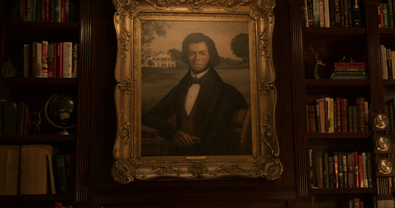 Um retrato emoldurado de Denmark Tanny na parede do escritório de Ward.
