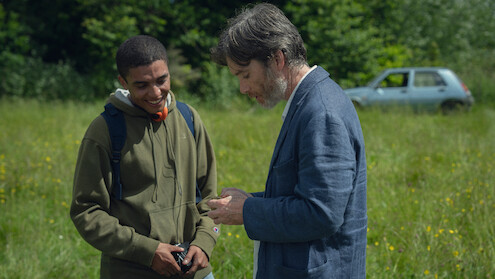 Jay Lycurgo as Shy and Cillian Murphy as Steve standing outside.