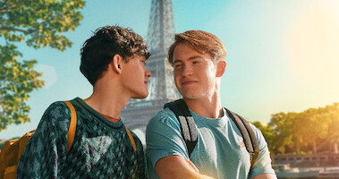 Joe Locke, no papel de Charlie, e Kit Connor, no papel de Nick, trocam sorrisos nas ruas de Paris na temporada 2 de ‘Heartstopper’.
