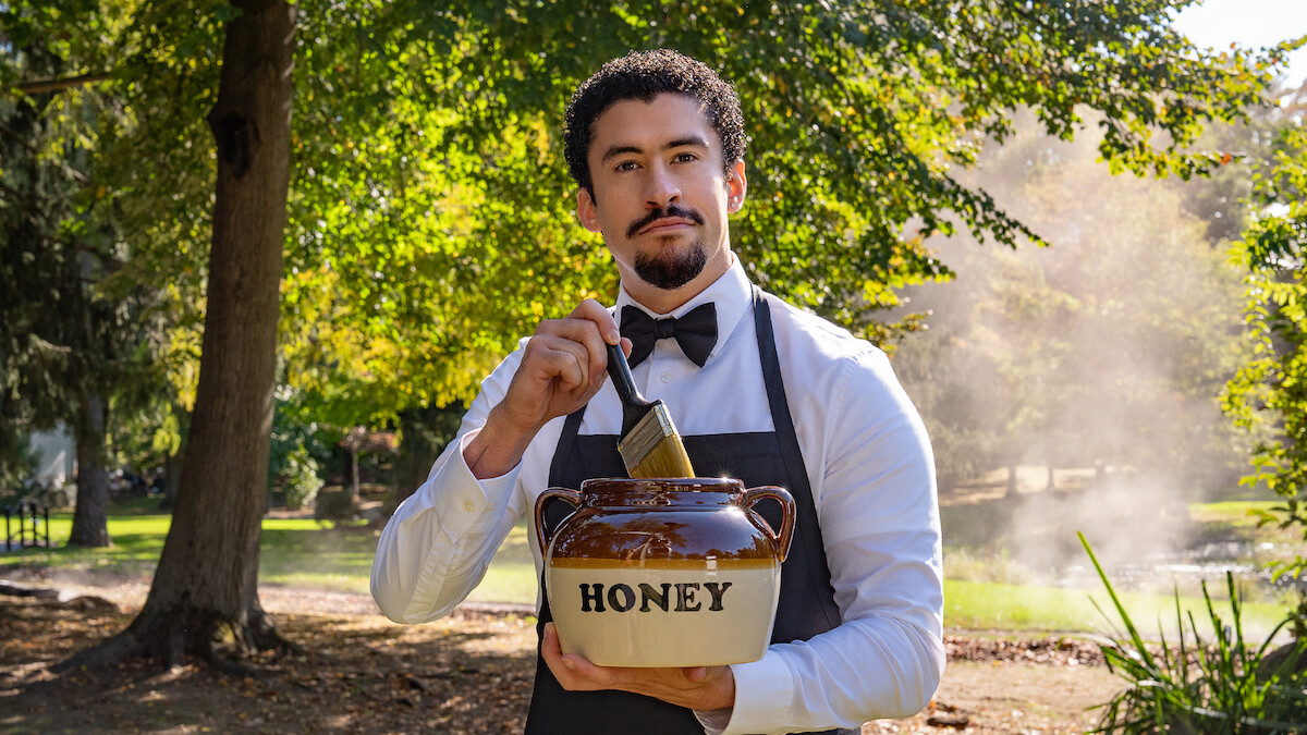 HAPPY GILMORE 2. Benito Antonio Martínez Ocasio as Oscar Mejias in Happy Gilmore 2. Cr. Scott Yamano/Netflix © 2025.