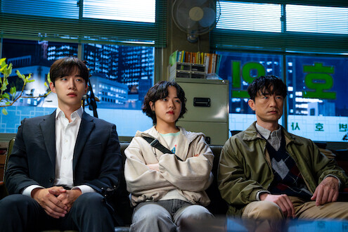 Byung-chul, Bun-mi and Sang-ung sit together, looking serious.