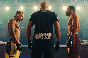 Dois lutadores se encaram em um ringue de MMA, em cena da série "Fúria"