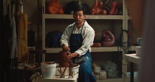 Joseph Lee como George Lau na Temporada 1 de ‘Treta’.