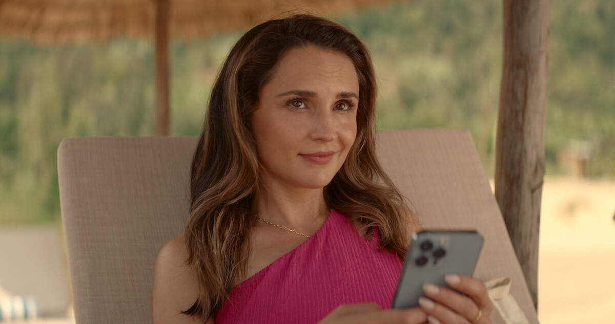 Rachael Leigh Cook as Amanda in A Tourist's Guide to Love.