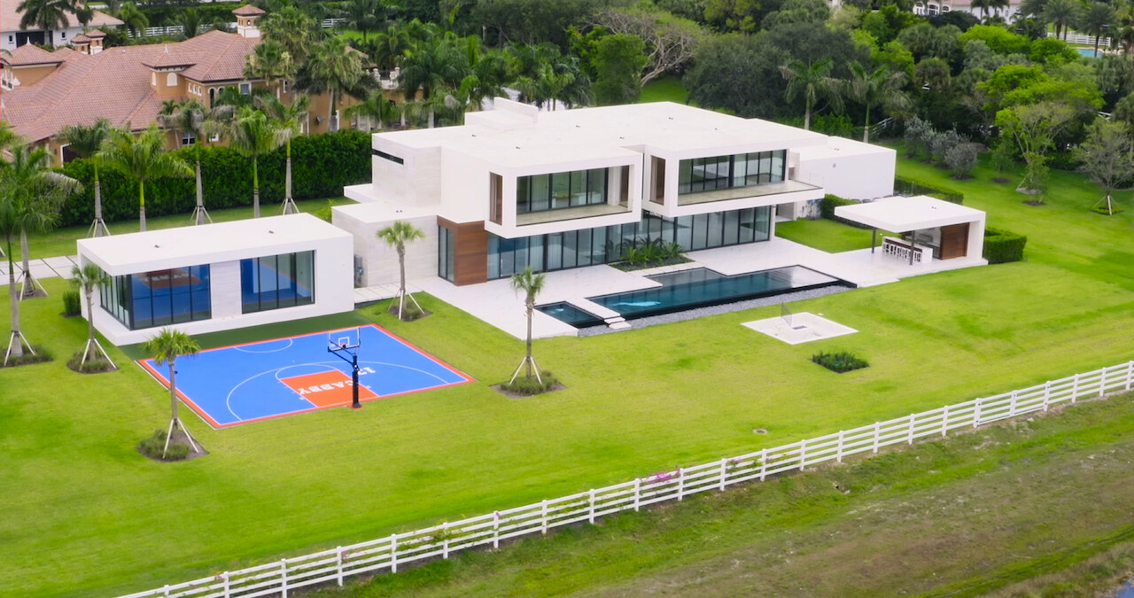 An image of a modern-style mansion in the Tampa Bay area
