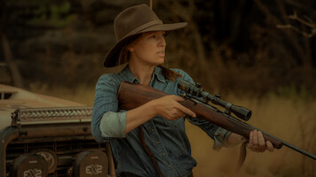 Anna Torv como Emily Lawson segura um rifle na temporada 1 de ‘Territory’