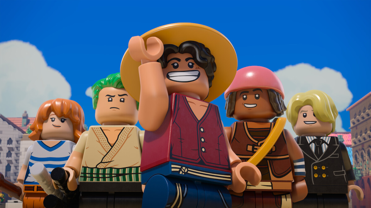 Cinco minifiguras de LEGO com diferentes figurinos estão ao ar livre, sob um céu azul com nuvens. Elas aparecem confiantes e aventureiros em um cenário urbano.