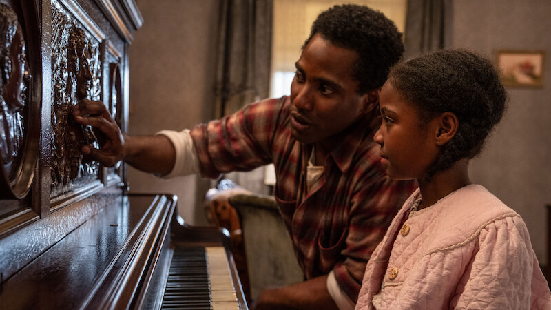 John David Washington as Boy Willie and Skylar Smith as Maretha in 'The Piano Lesson.'