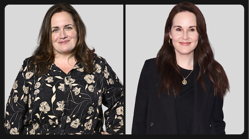 Fotos lado a lado de duas mulheres posando em frente a um plano de fundo cinza-claro. Uma está usando uma blusa floral e a outra está usando um blazer preto. As duas sorriem para a câmera em um ambiente de estúdio.