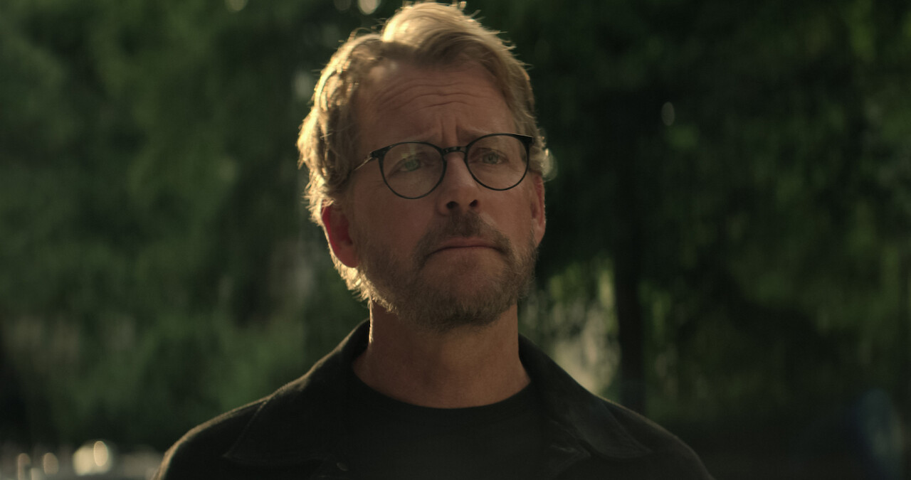 Greg Kinnear as Tom Lockwood in You Season 4