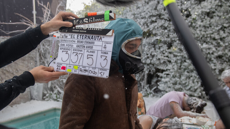 Behind the scenes photo on set of El Eternauta.