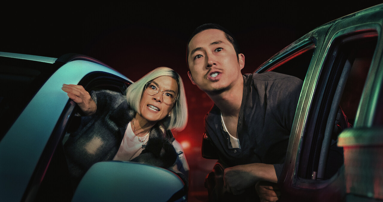Ali Wong e Steven Yeun em ‘Treta’.