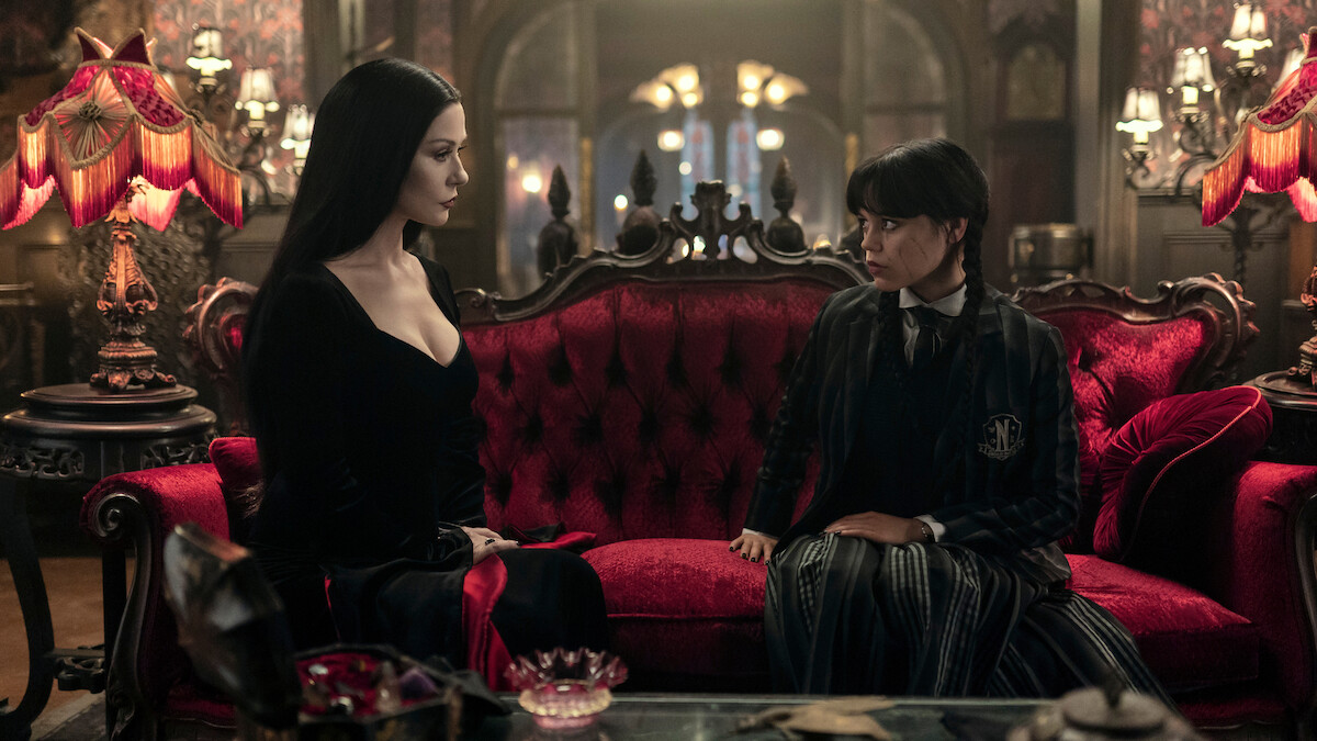 Catherine Zeta-Jones como Mortícia Addams e Jenna Ortega como Wandinha Addams na temporada 2 de ‘Wandinha’.