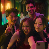 Minyeong Choi como Dae Heon Kim, Anna Cathcart como Kitty Song Covey, Anthony Keyvan como Quincy “Q” Shabazian, Gia Kim como Yuri Han, Han Bi Ryu como Eunice Kang e Joshua Hyunho Lee como Jin tirando uma selfie em grupo na temporada 2 de ‘Com Carinho, Kitty’