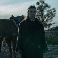Betty Gilpin como Sara Rowell em ‘Terra Indomável’